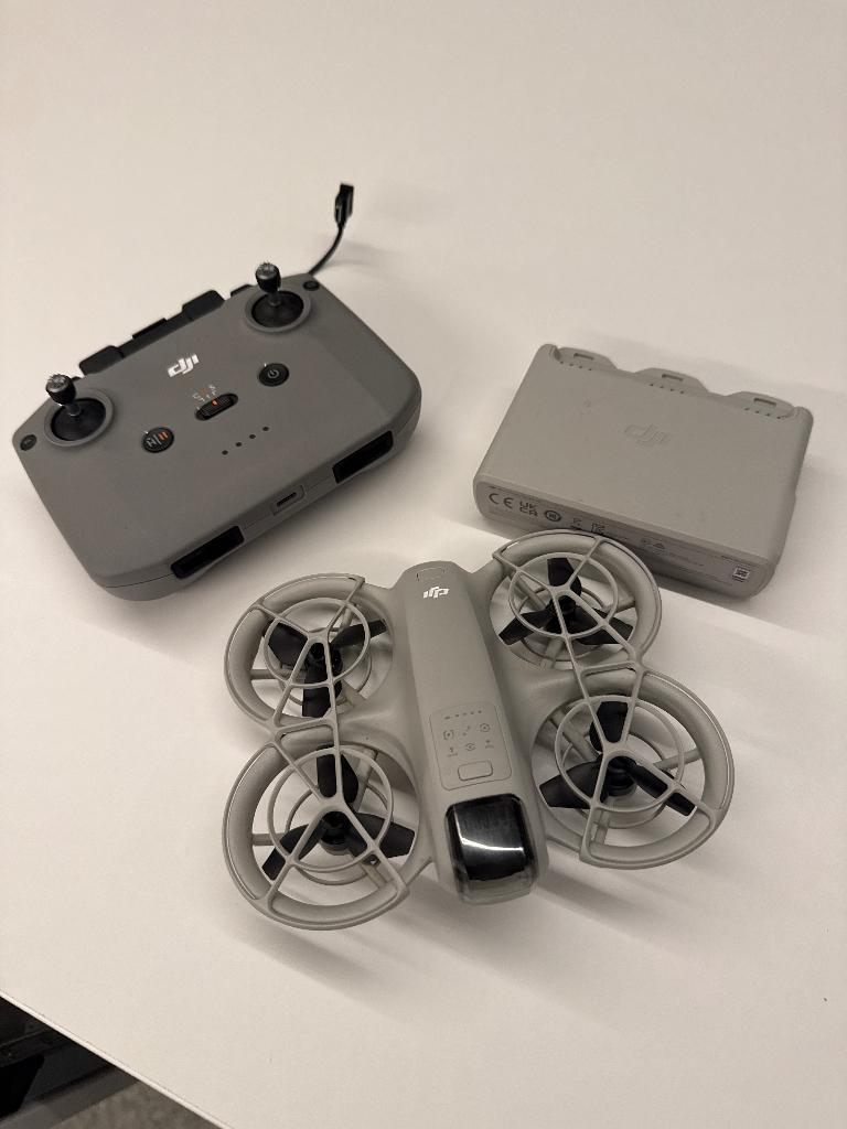 Combo Dji Neo Fly Plus, TV, Hi-fi & Vidéo, Drones, Drone avec caméra, 250 à 900 g, Enlèvement ou Envoi, Qualité supérieure
