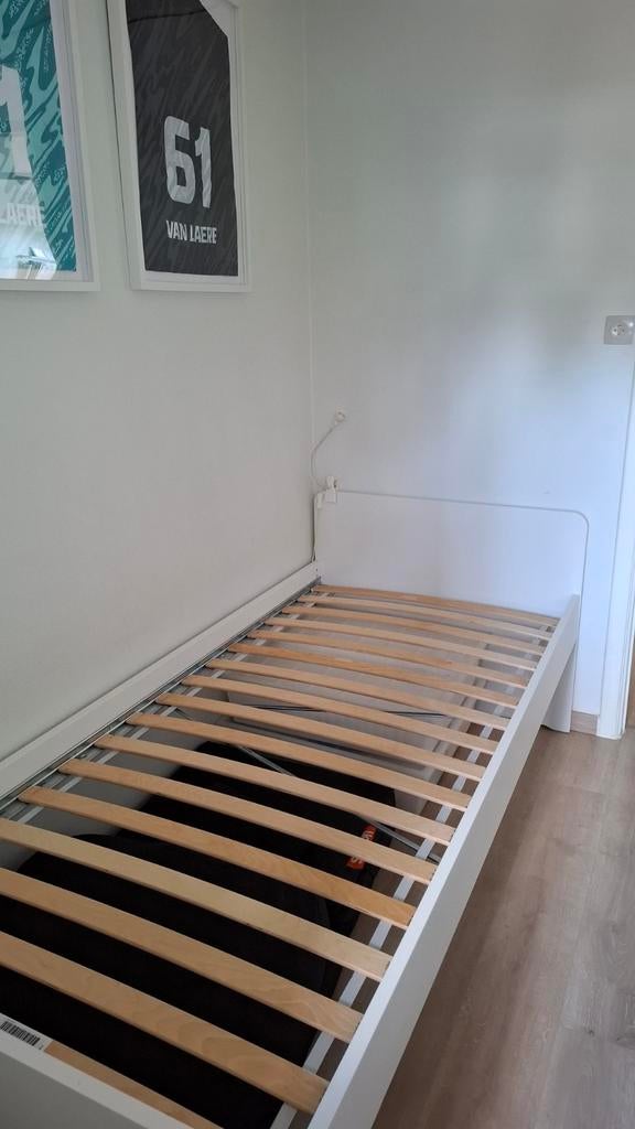 ÉÉNPERSOONSBED MET lattenbodem, matras en dekbed., Ophalen