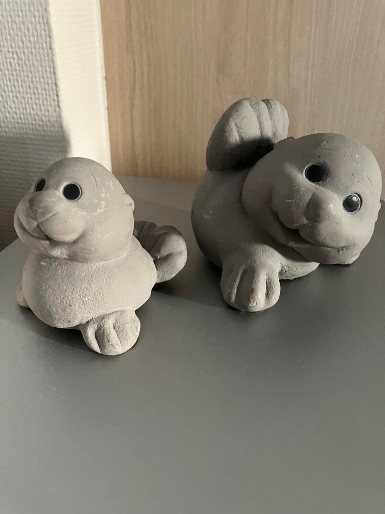2 Betonnen (tuin)beeldjes/zeehondjes., Enlèvement ou Envoi, Comme neuf
