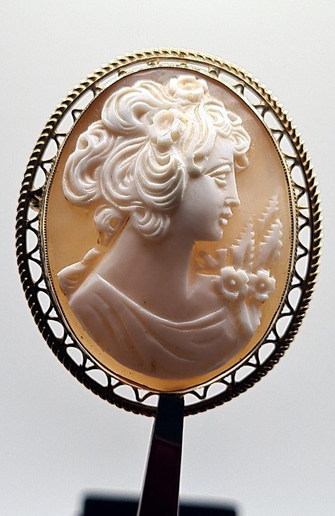 Belle grande broche/pendentif en forme de camée 9 carats, Bijoux, Sacs & Beauté, Envoi, Or, Broche