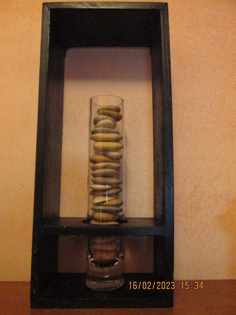 Vase cylindrique et cailloux dans support noir, Maison & Meubles, Accessoires pour la Maison | Décorations murale, Comme neuf