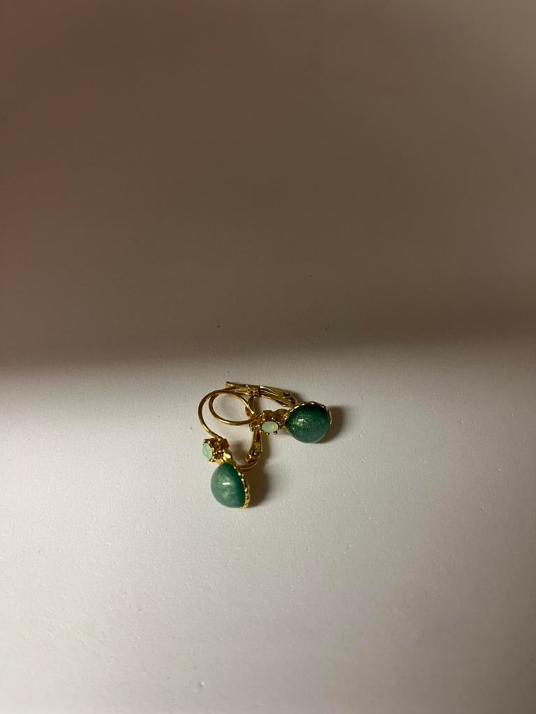 Elegante oorbellen met mooi groen steentje - goudkleurig, Handtassen en Accessoires, Oorbellen, Ophalen, Nieuw, Groen