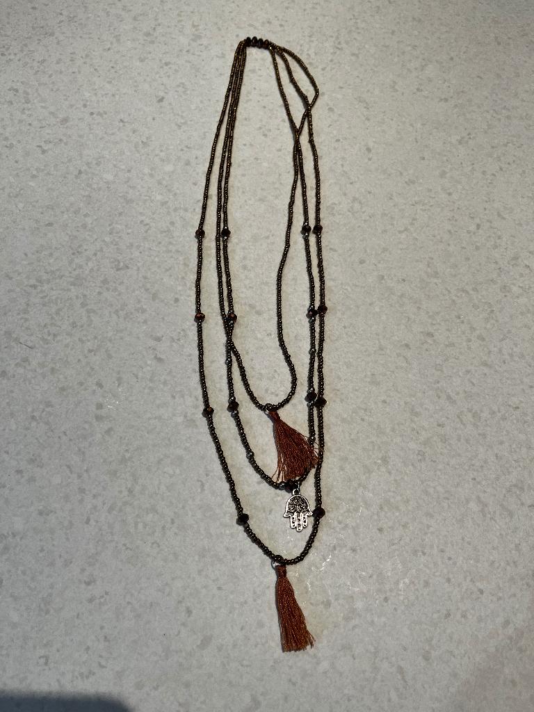 Collier de perles Boho avec breloques et pompons — 38 cm, Bijoux, Sacs & Beauté, Enlèvement ou Envoi, Neuf, Brun