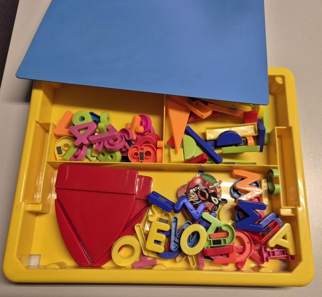 Kist met magneten en bord, Ophalen, Gebruikt, Taal en Lezen