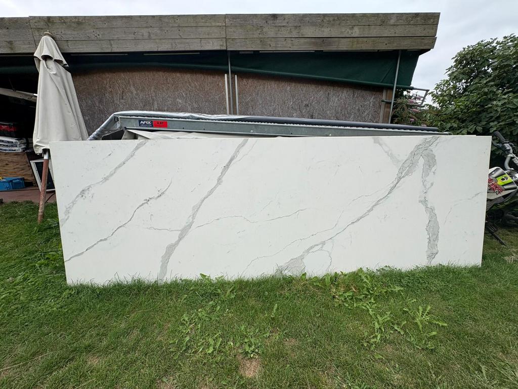 Lot d'assiettes en céramique aspect marbre, Bricolage & Construction, Enlèvement, Neuf, Autres matériaux, Moins de 20 mm