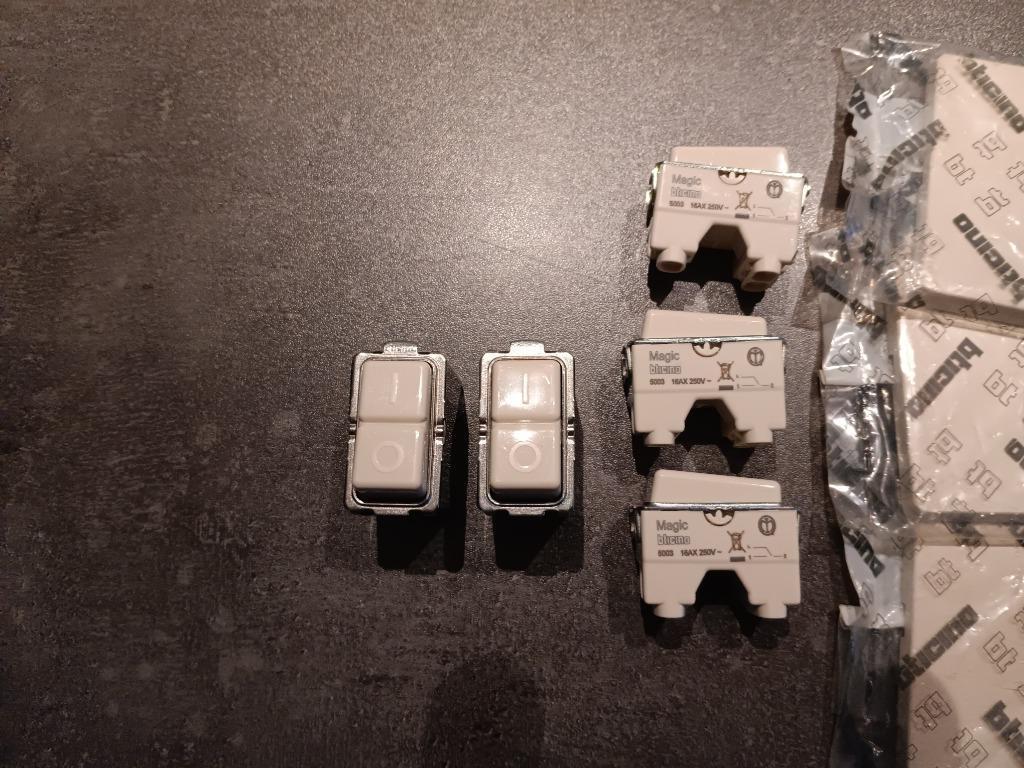 Bticino Magic 2x wisselschakelaar art 5003  4,00/st, Enlèvement ou Envoi, Neuf, Interrupteur