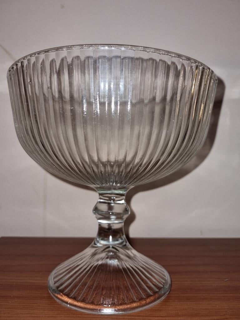 Grand ravier sur pied Diam.19,5 cm
Hauteur 19,5 cm 1,410 Kg, Maison & Meubles, Enlèvement ou Envoi, Rond, Verre, Panier