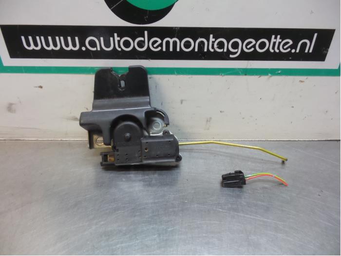 Slotmechaniek Kofferdeksel van een Lexus IS 200 (IS 200 99-), Gebruikt, -, -, -