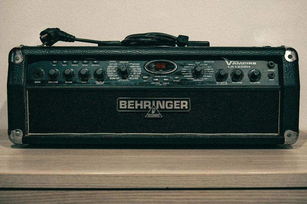 Behringer Vampire LX1200H, Musique & Instruments, Enlèvement, Utilisé, Autres marques, Avec ampli