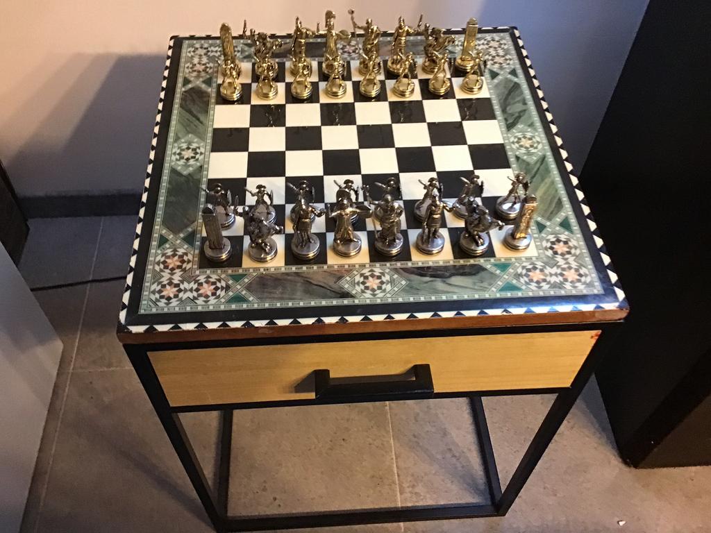 Schaaktafel met mooie metalen Griekse schaakstukken., Hobby en Vrije tijd, Gezelschapsspellen | Bordspellen, Ophalen of Verzenden