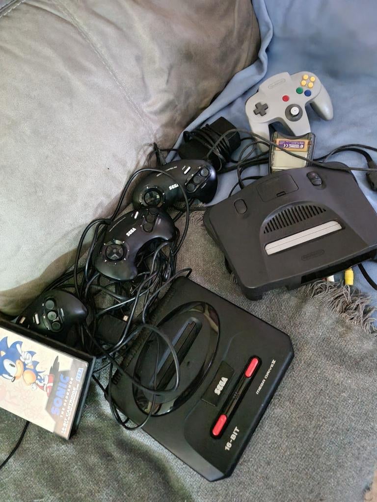 Sega 16-bit méga drive + commandes etc + console Nintendo, Games en Spelcomputers, Spelcomputers | Sega, Ophalen