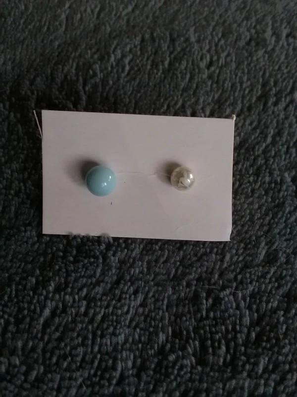 Blauwe en witte oorknopjes die niet bij elkaar passen, Handtassen en Accessoires, Oorbellen, Overige materialen, Blauw, Ophalen of Verzenden