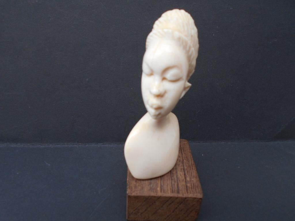 bustje  AFRIKAANS jong meisje-ivoor 1940, Ophalen of Verzenden