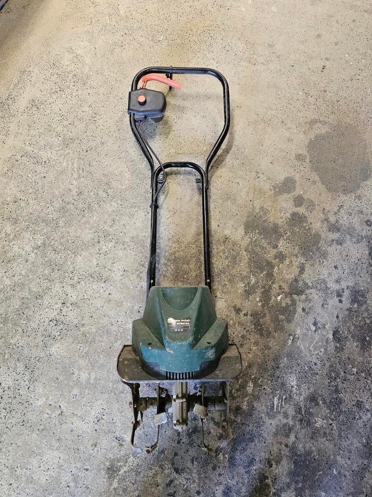 Motobineuse, souffleur,  taille-haie, poêle à  pétrole