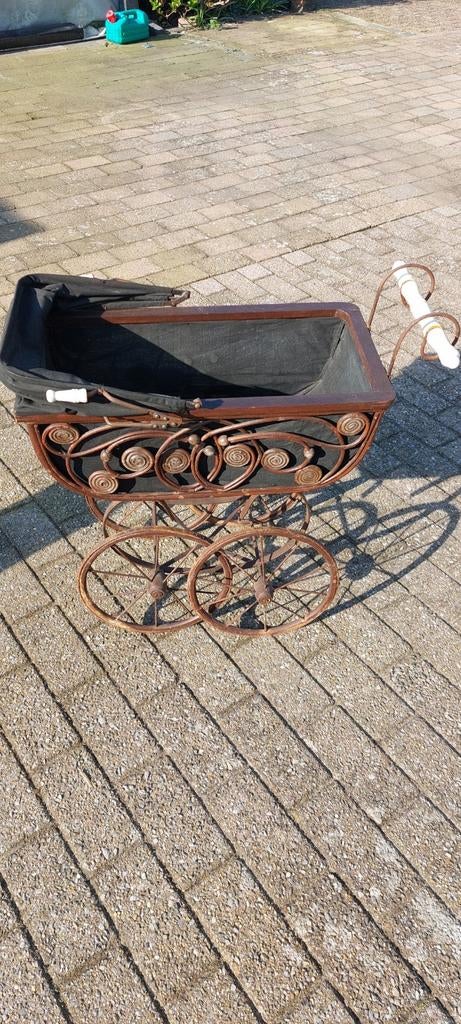 Een mooie grote rieten poppenwagen met stoffen kap, Verzamelen, Poppen, Ophalen