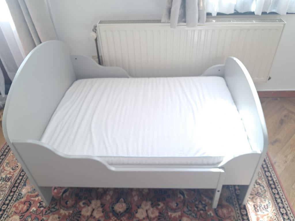 Lit d'enfant évolutif de couleur gris claire., Enlèvement, Matelas