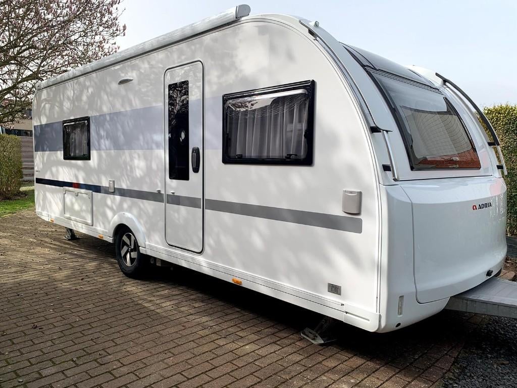 Adria Adora 613UT met Queensbed in uitstekende staat !, Caravans en Kamperen, 7 tot 8 meter, Particulier, Adria, Koelkast