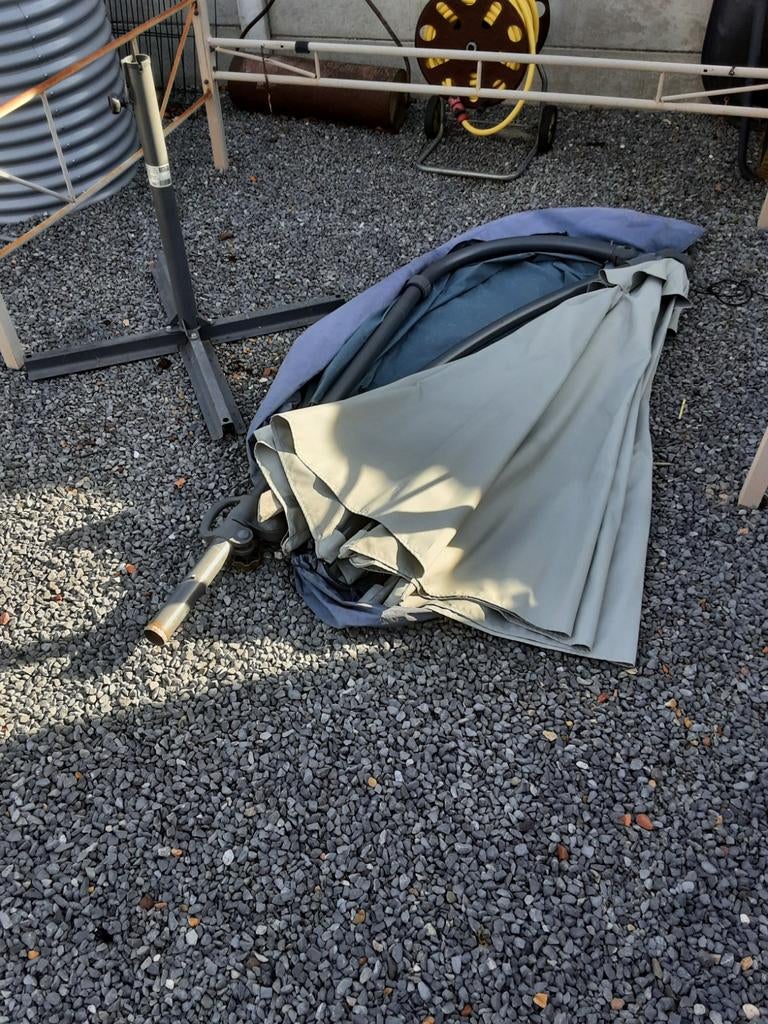 Zweefparasol op voet, Ophalen