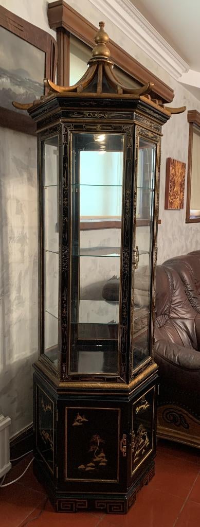 Vitrine pagode laquée noire avec incrustations dorées, Enlèvement