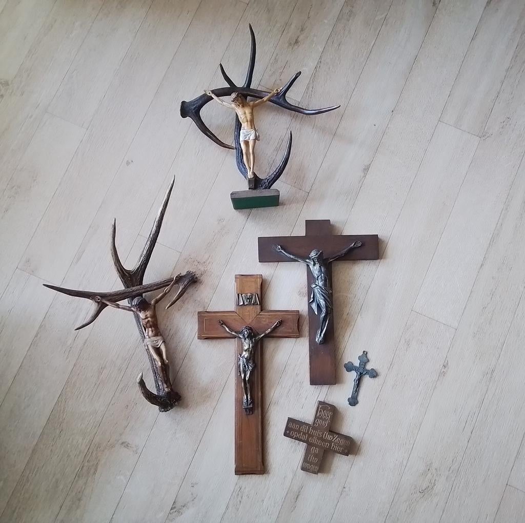 SET APPARTE ANTIEKE KRUISBEELDEN, Ophalen