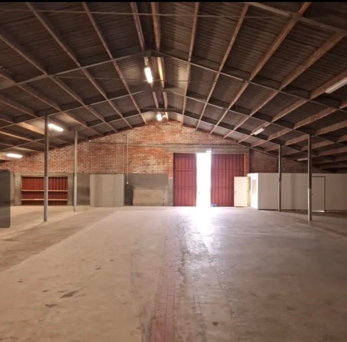 Espace de stockage de 768 m2 à louer avec quai de chargement, Articles professionnels, Location