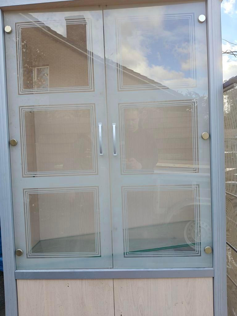 Vitrinekast, Ophalen