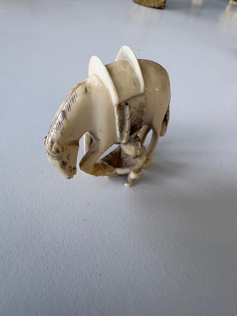 Netsuke paard met smid, Ophalen of Verzenden