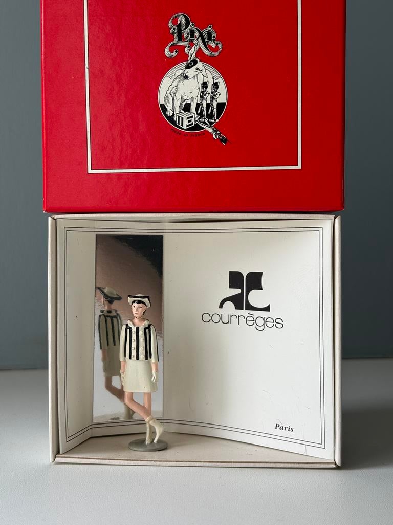 Courrèges 1965 - pixi mode - La haute couture, Collections, Enlèvement ou Envoi, Comme neuf