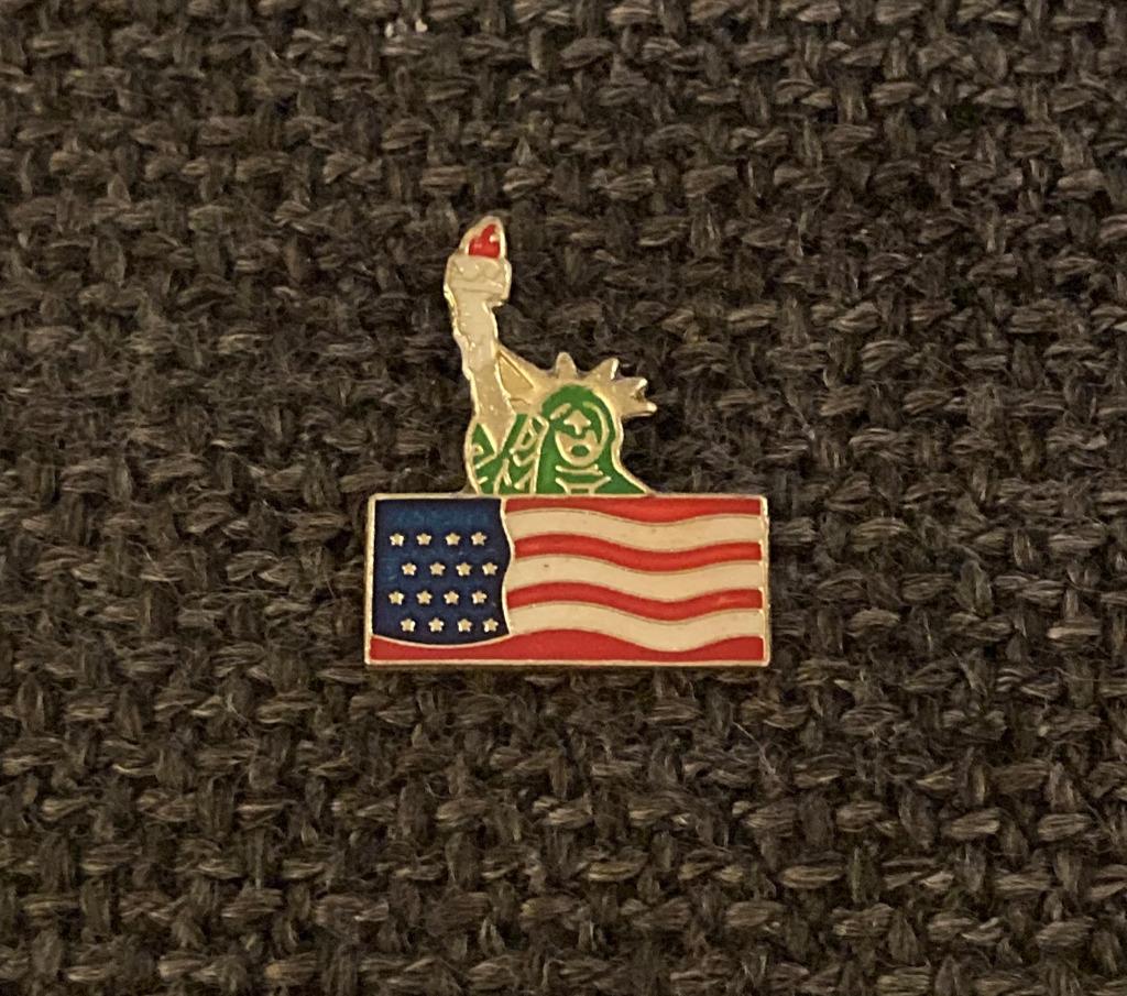 PIN - NEW YORK - USA - VRIJHEIDSBEELD - LIBERTY STATUE, Verzenden, Gebruikt, Stad of Land, Speldje of Pin