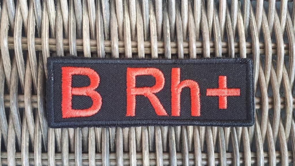 Emblème thermocollant groupe sanguin B Rh+ - 90 x 30 mm, Enlèvement ou Envoi, Neuf