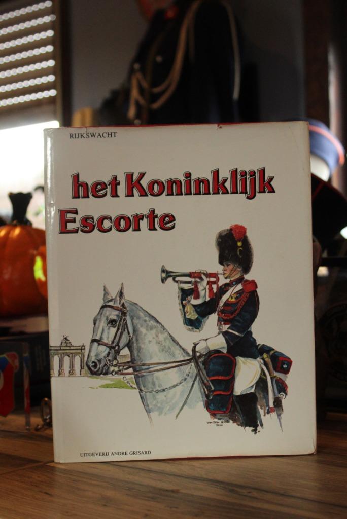 RIJKSWACHT HET KONINKLIJKE ESCORTE   BOEK  NL, Ophalen of Verzenden, Rijkswacht, Boek of Tijdschrift
