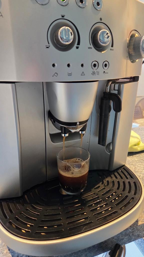 Delonghi Magnifica bonen+gemalen koffie, perfecte staat, Elektronische apparatuur, Koffiezetapparaten, Ophalen, Gebruikt, Espresso apparaat