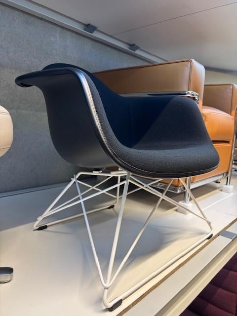 Chaise Vitra Eames LAR, Maison & Meubles, Chaises, Neuf, Synthétique, Tissus, Noir, Enlèvement ou Envoi