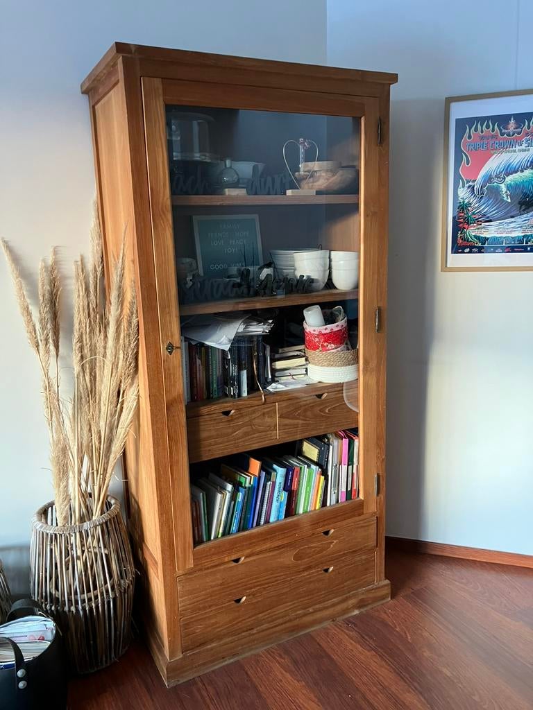 Teakhouten vitrinekast in prima staat., Teck, Avec tablette(s), Comme neuf, 100 à 150 cm
