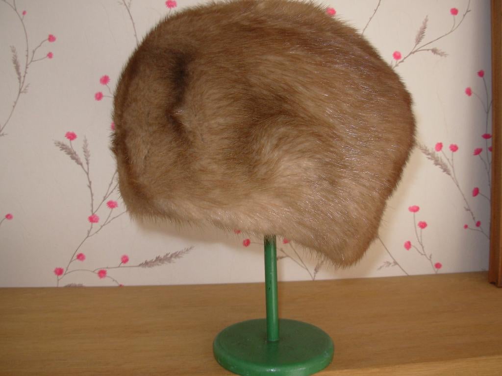 CHAPEAUX EN VERITABLE FOURRURE NEUFS.  VISON BEIGE ET BRUN, Enlèvement ou Envoi, Neuf