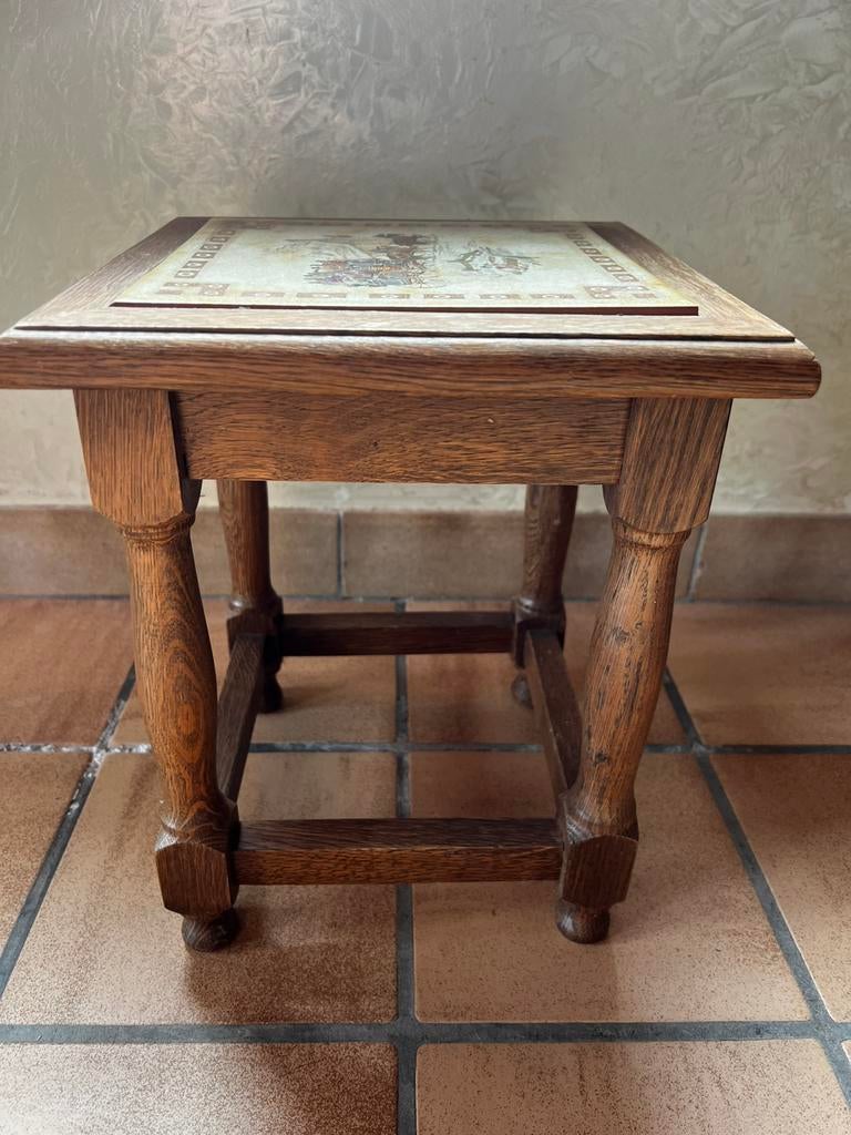 Vintage houten bijzettafeltje met keramieken tegelblad, Huis en Inrichting, Tafels | Bijzettafels, Zo goed als nieuw, Vierkant