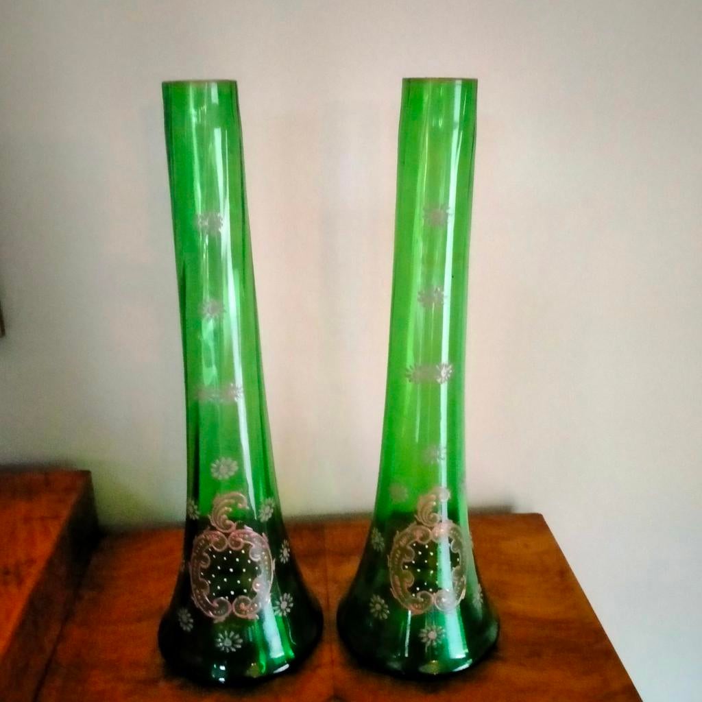 magnifiques vases peints à la main. L'un d'eux : squameux, Enlèvement