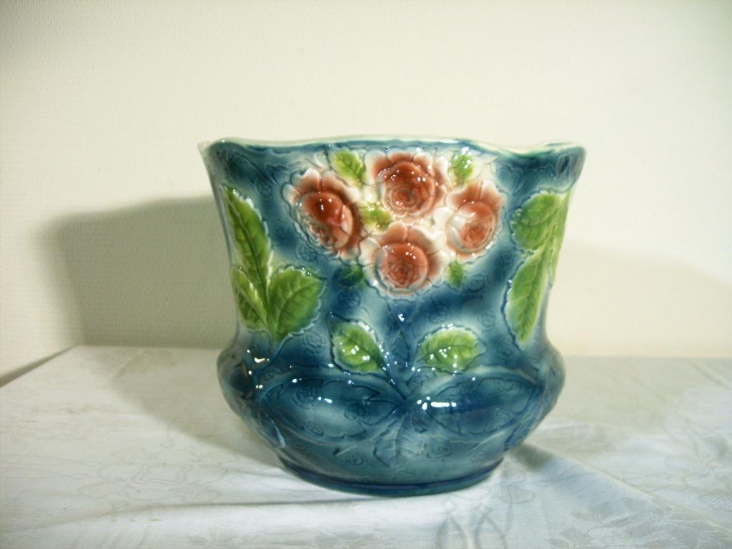 Cache pot rond en barbotine français., Antiquités & Art, Antiquités | Céramique & Poterie, Enlèvement ou Envoi