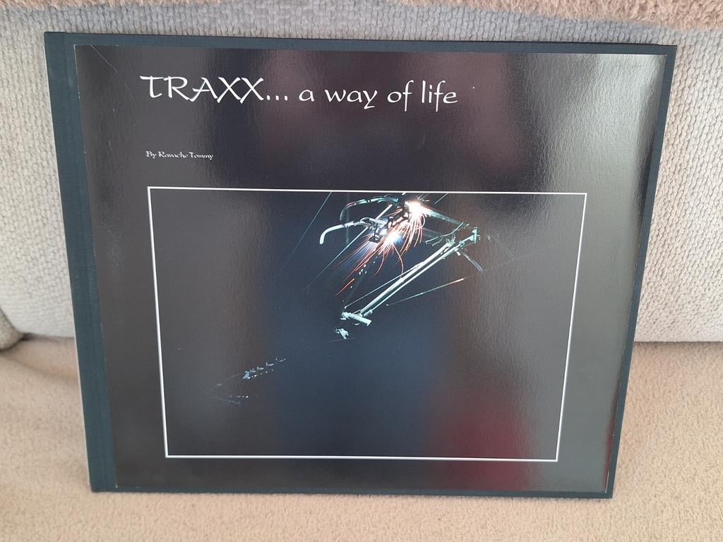 Très rare ! - livre - TRAXX... un mode de vie., Enlèvement ou Envoi, Neuf, Train, Livre ou Revue