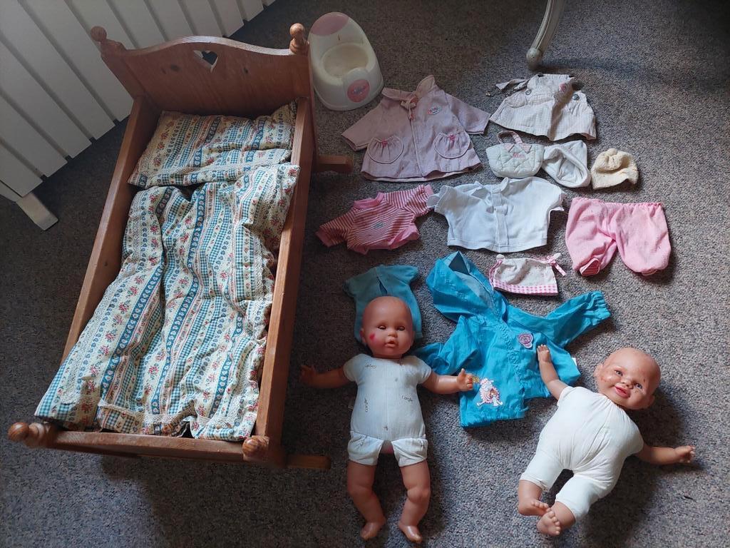 Lot : 2 poupées (1 Corolle), vêtements, berceau A nettoyer., Enfants & Bébés, Jouets | Poupées, Enlèvement ou Envoi, Utilisé