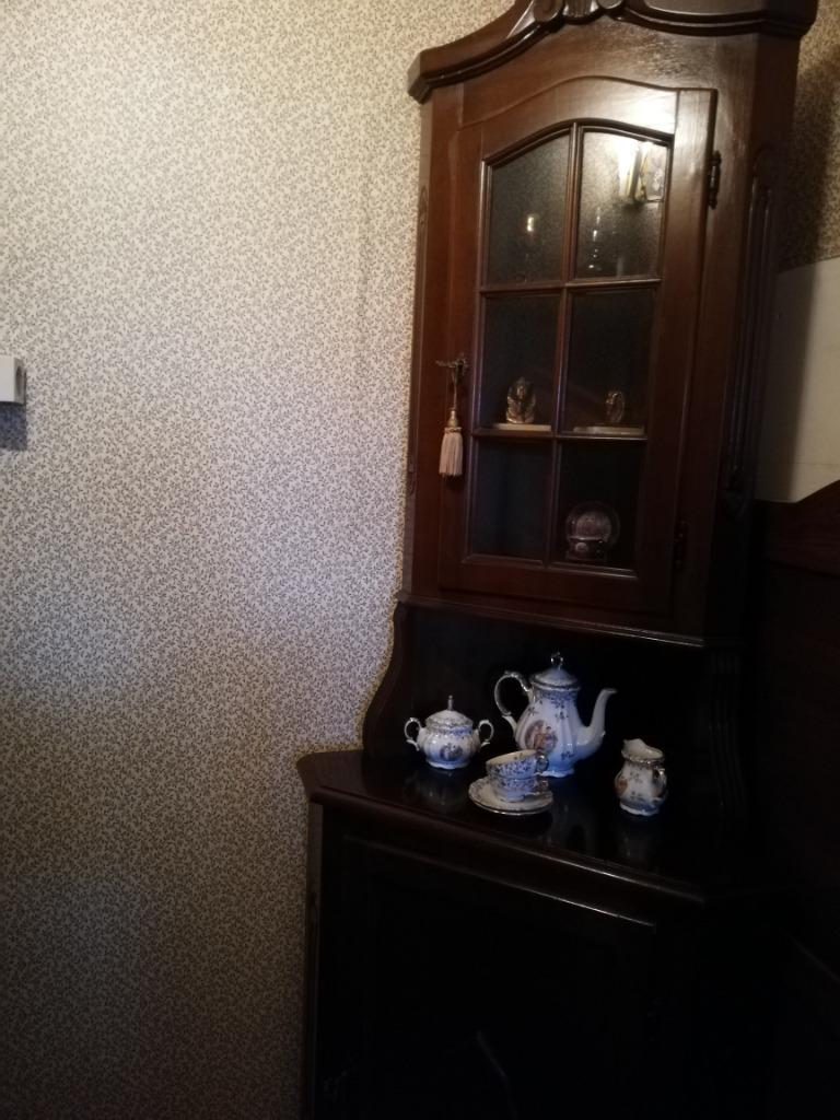 armoire d'angle en bois foncé, Antiquités & Art, Antiquités | Meubles | Armoires, Enlèvement