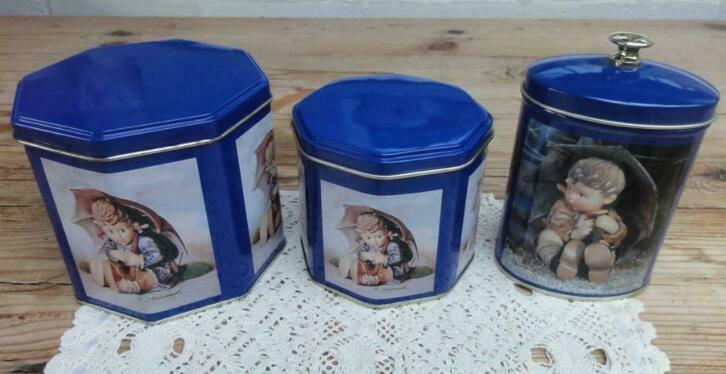 Nog 2 blauwe Hummel blikjes met jongetje onder paraplu, Ophalen of Verzenden