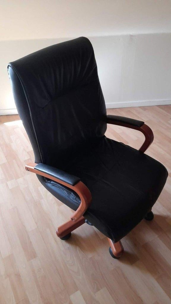 Executive bureaustoel in zwart leer en hout, Huis en Inrichting, Ophalen, Gebruikt, Président / Executive, Minder dan 75 cm