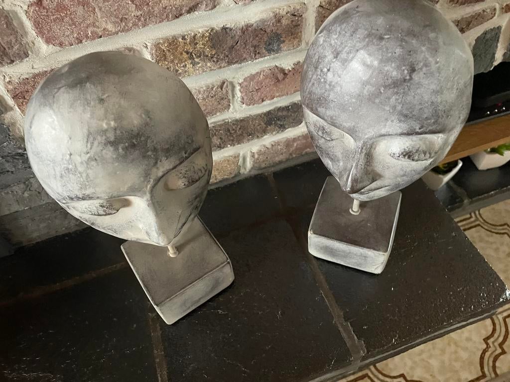 Deux statues de pierre sur un pied, Enlèvement ou Envoi, Comme neuf