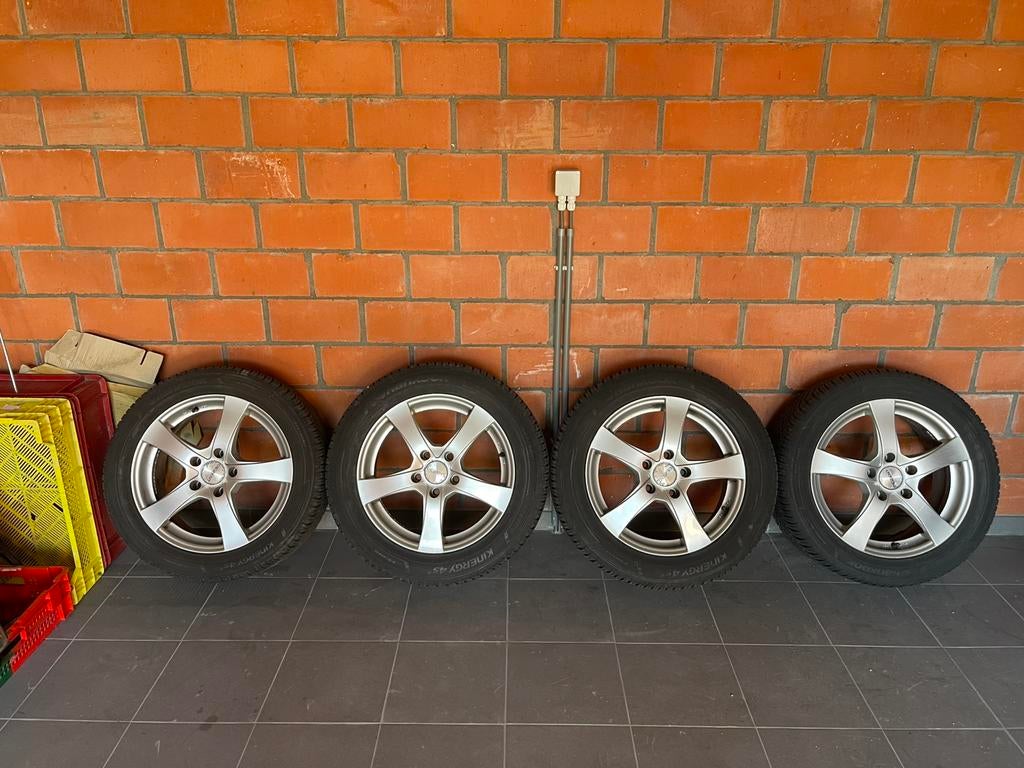 17inch velgen met bijna nieuwe banden hankook, Enlèvement, Pneu(s)