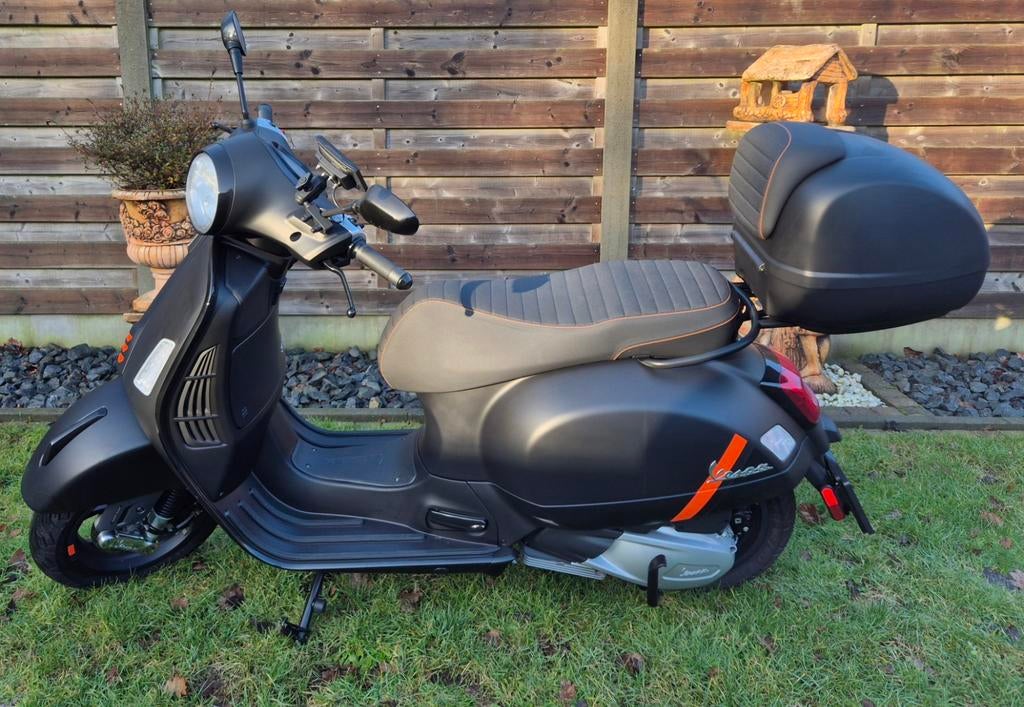 Vespa 300gts supersport, nieuwstaat, topkoffer en gps, Fietsen en Brommers, Brommers | Vespa, Ophalen, Zo goed als nieuw