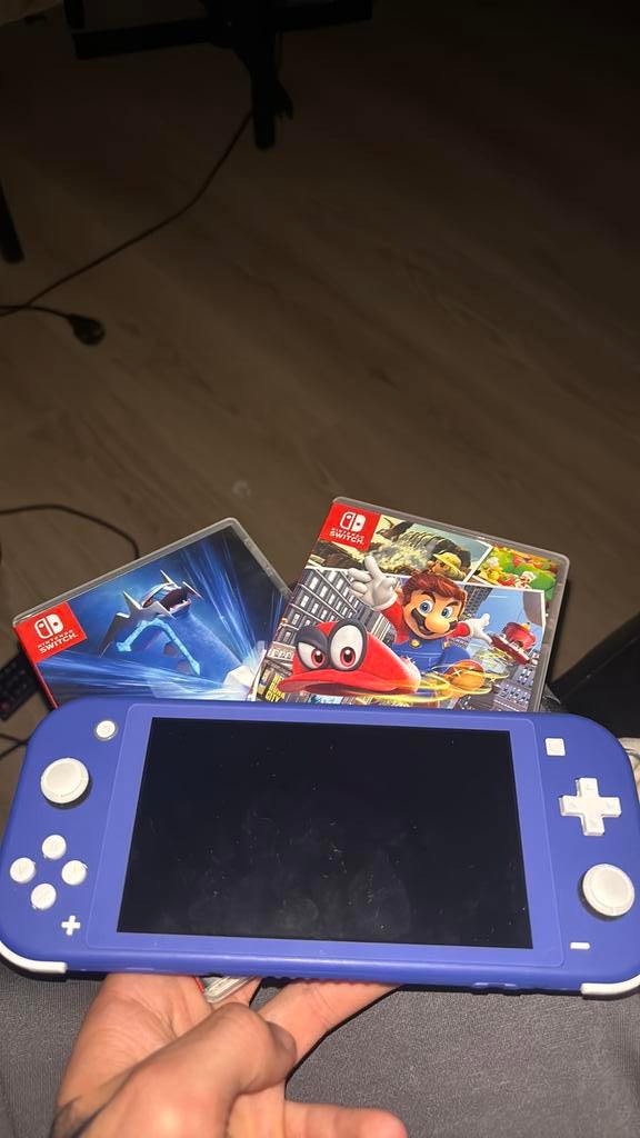Nintendo switch lite with games, Games en Spelcomputers, Ophalen of Verzenden, Overige kleuren, Zo goed als nieuw