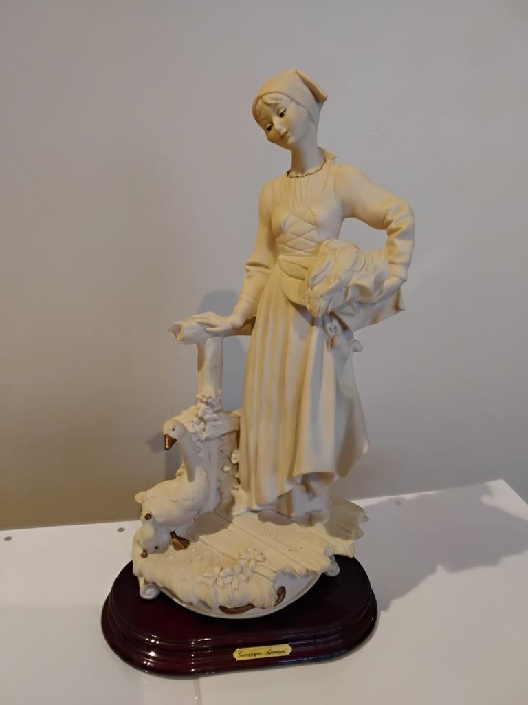 Een jonge vrouw in landelijke kledij met een mand en gans., Ophalen