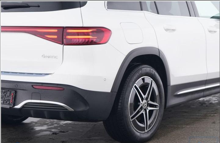 Mercedes-Benz EQB-Klasse 300 4MATIC AMG Line | Dodehoekassis, Auto's, Automaat, Stof, Gebruikt, 5 zetels