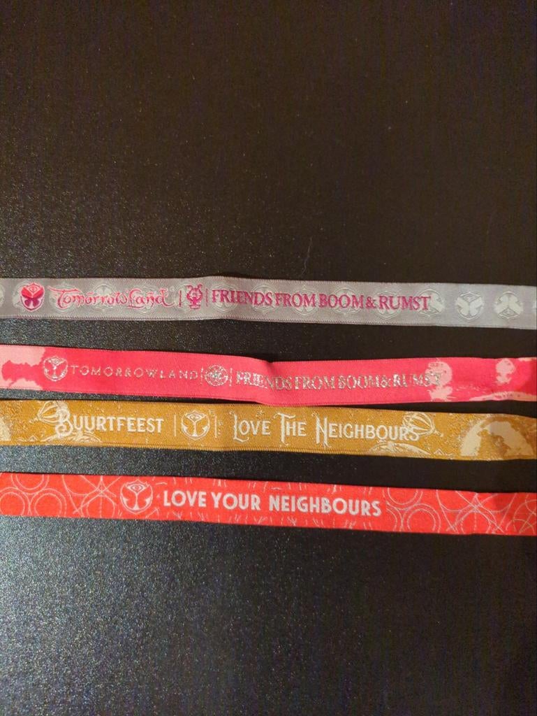 4 stoffen bracelets van Tomorrowland (o.a. '15, '16,...)